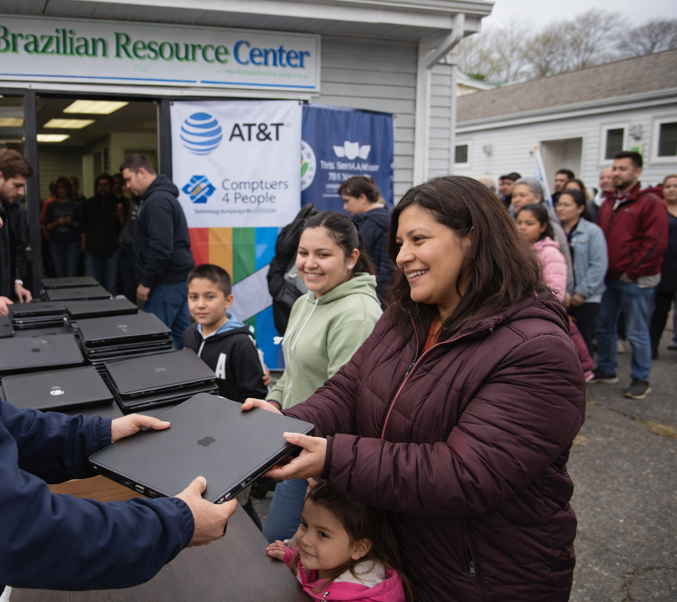 Organização brasileira vai distribuir gratuitamente laptops em Cape Cod