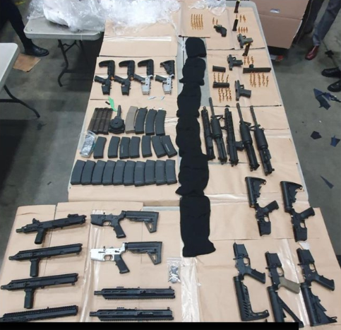 Professora da Flórida é condenada por fornecer armas a organização criminosa internacional