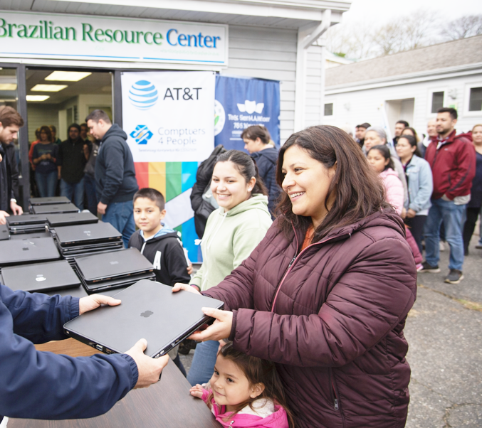 Organização brasileira realiza distribuição gratuita de laptops em Cape Cod para combater exclusão digital