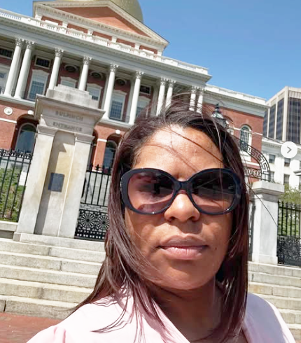 Imigrantes escolhem coragem diante do medo enquanto legisladores avançam medidas de proteção em Massachusetts