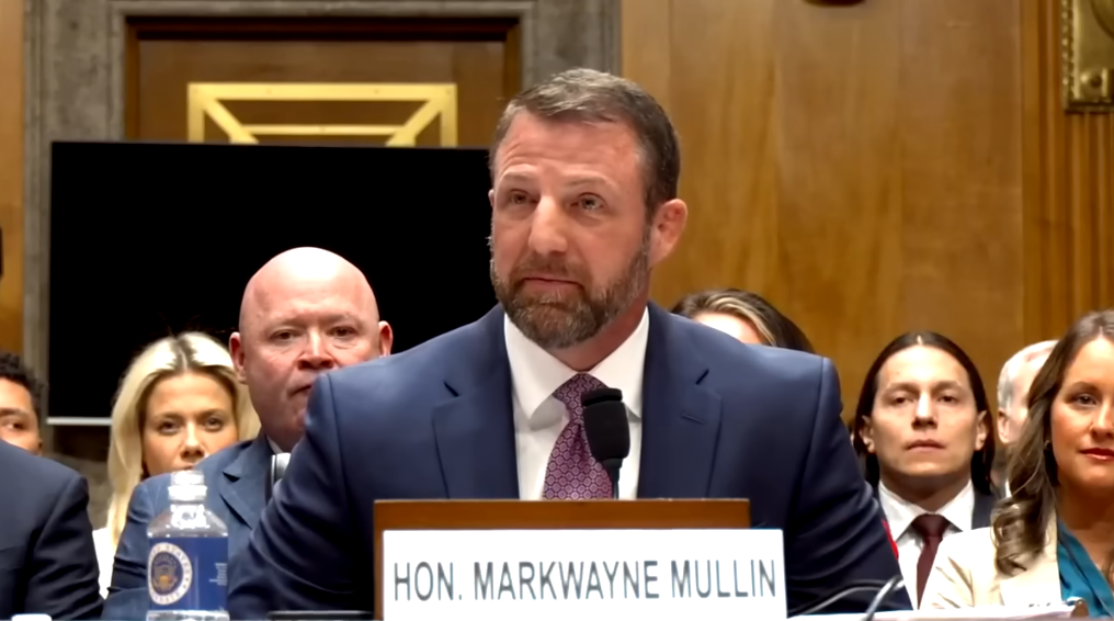 Ex-lutador de MMA e senador Markwayne Mullin assume comando da Segurança Interna dos EUA: veja possíveis impactos para imigrantes