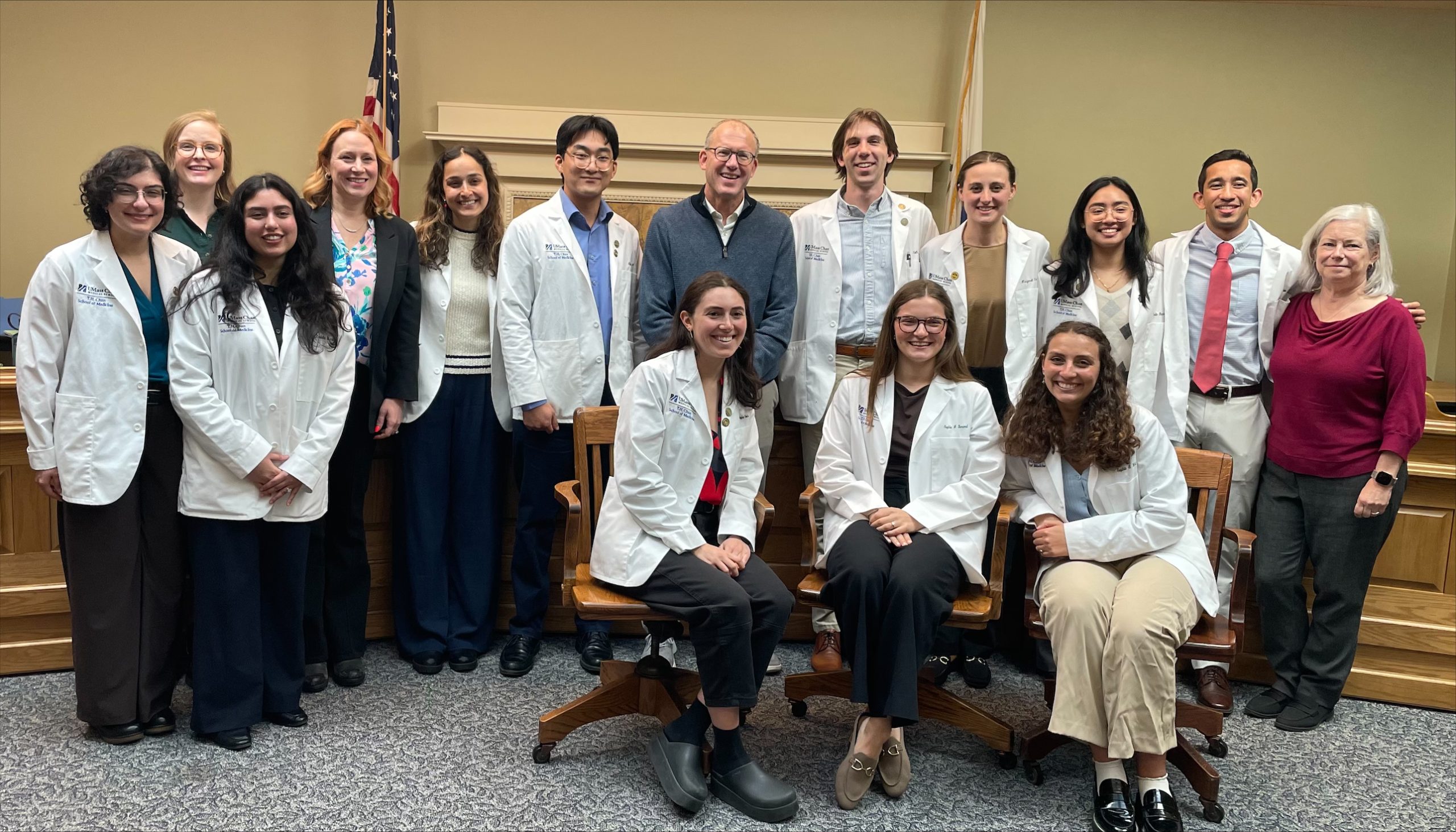 Estudantes de medicina participam de ação no Capitólio de Massachusetts e defendem políticas públicas de saúde