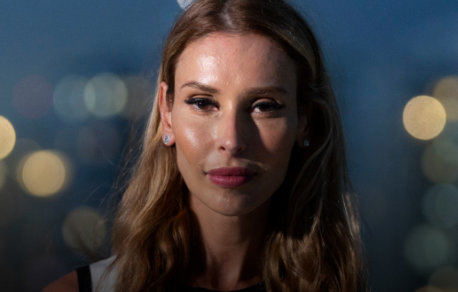 Brasileira deportada ameaça Melania Trump nas redes sociais