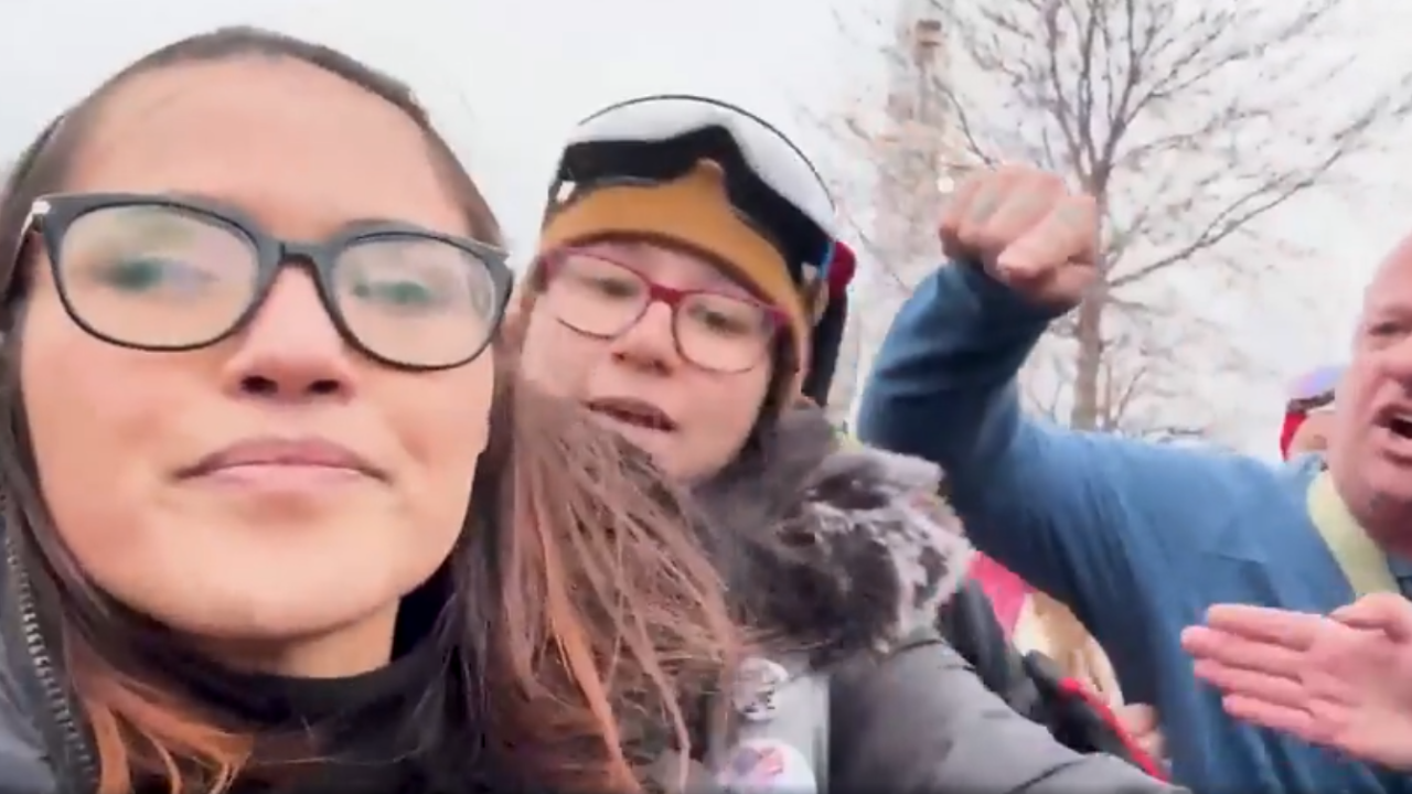Pai de Minnesota que virou símbolo de protestos anti-ICE é preso após agredir jornalista