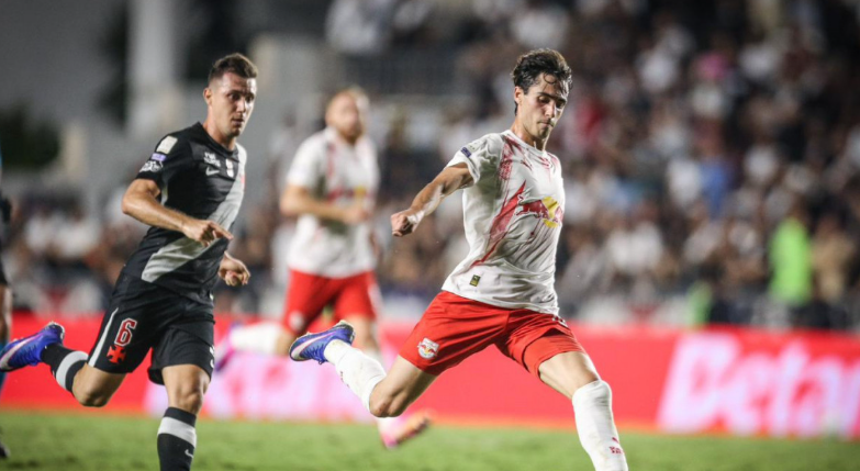 Bragantino supera Vasco e cola no G4