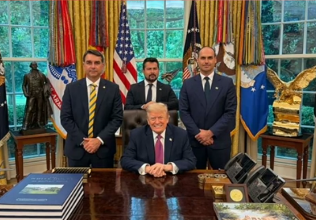 Flávio Bolsonaro se reúne com Donald Trump na Casa Branca durante visita a Washington