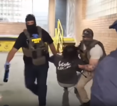 Ação do ICE em hospital do Brooklyn provoca protestos, confronto com manifestantes em NY