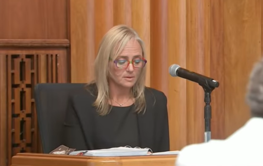 Suprema Corte de Massachusetts avalia possível punição a juíza “que ajudou imigrante a fugir do ICE”