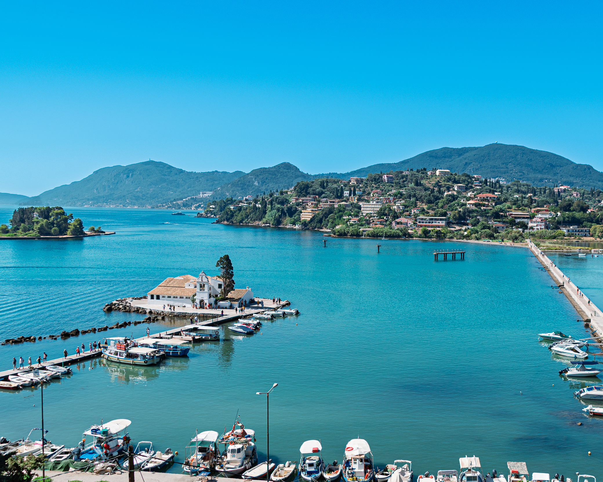 Corfu, Grécia — pelo mar e pelas ruas de uma ilha diferente de tudo.