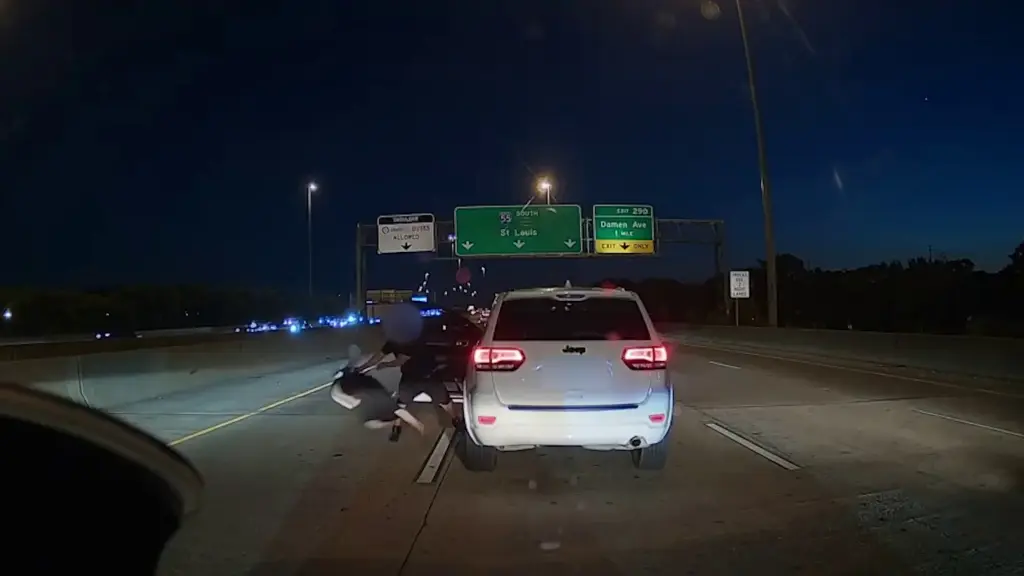 Vídeo mostra homem jogando mulher para rodovia movimentada em Chicago; vítima escapou por pouco de ser atropelada