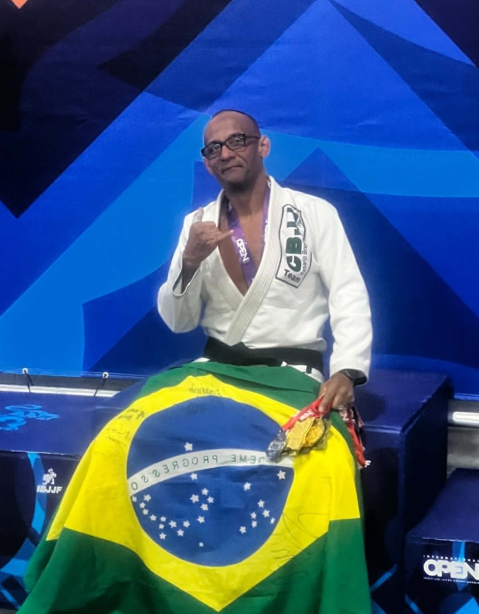 Não Foi Sorte. Foi Escolha: A trajetória de superação do brasileiro Cesário de Souza em Massachusetts