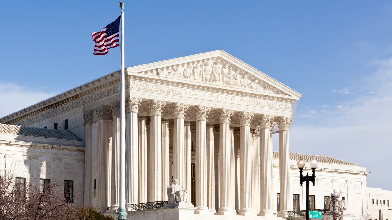 Suprema Corte mantém validade de votos pelo correio recebidos após a eleição e rejeita recurso de Trump