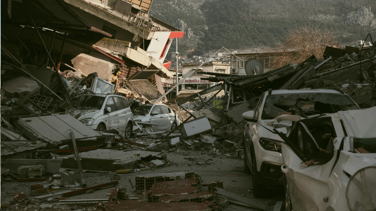 Venezuelanos deportados dos Estados Unidos morrem após hotel desabar durante forte terremoto