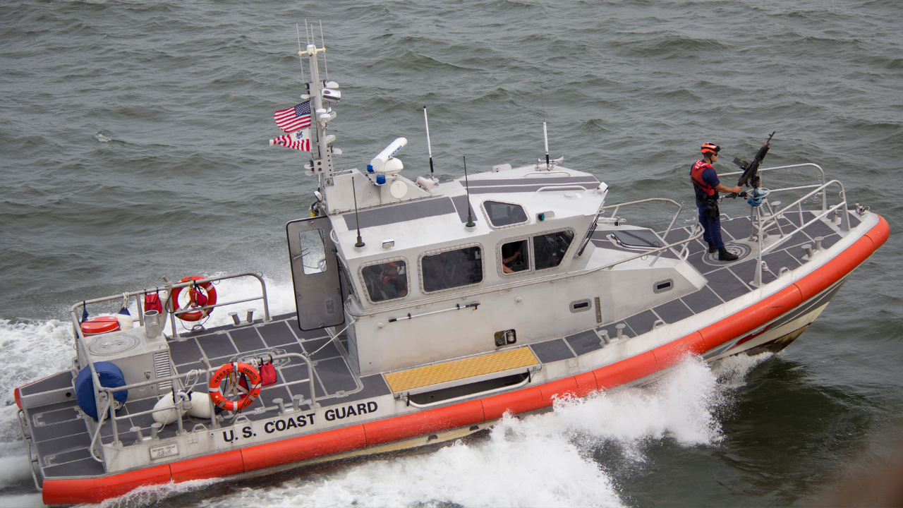 Guarda Costeira intercepta embarcação com 17 migrantes próximo a San Diego