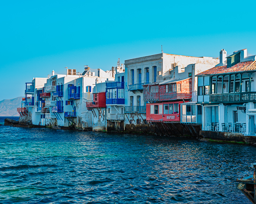 Mykonos não precisa de luz do dia para te convencer.