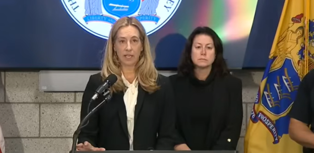 Governadora de Nova Jersey pede fechamento de centro de detenção do ICE após denúncias de condições precárias