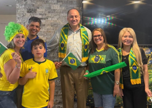 Senador Jamie Eldridge destaca energia da comunidade brasileira durante watch party da Copa do Mundo