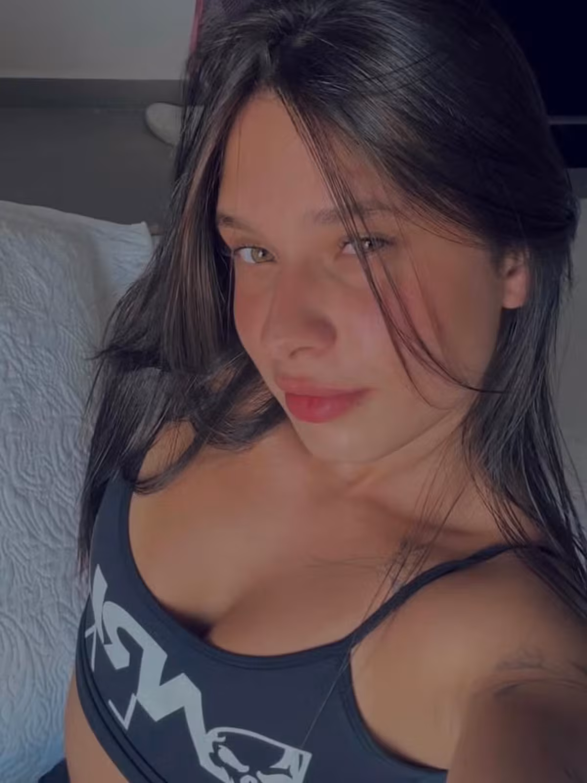 Jovem que caiu de ponte durante salto de bungee jump sem corda ainda apresentava sinais de vida após o acidente