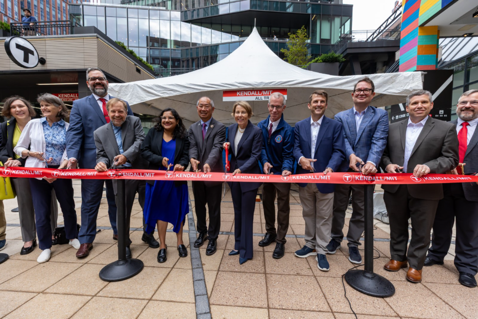 Governadora Maura Healey celebra modernização da estação Kendall/MIT
