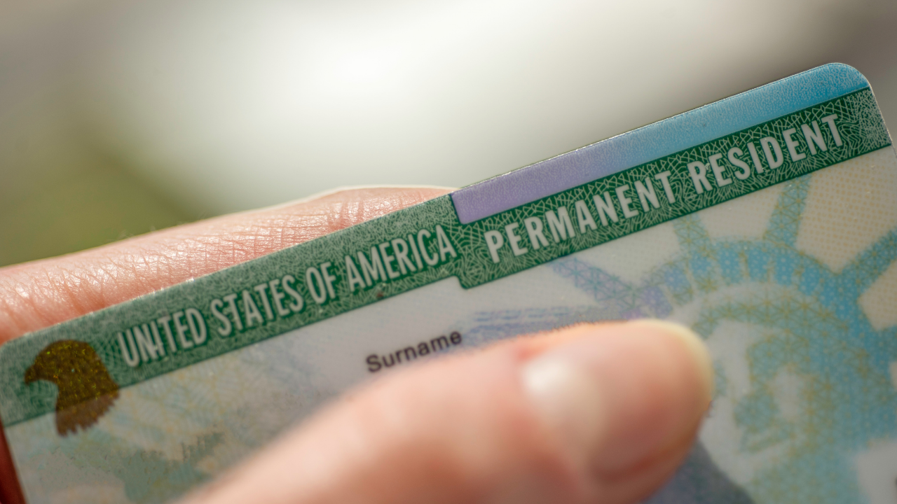 Governo Trump muda regra e permitirá considerar uso de benefícios públicos na análise de pedidos de green card