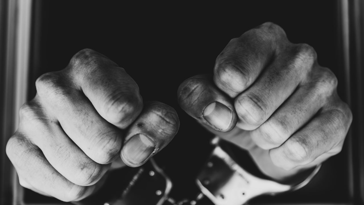 Seis suspeitos são acusados em grande operação contra tráfico de armas e drogas em Nova York