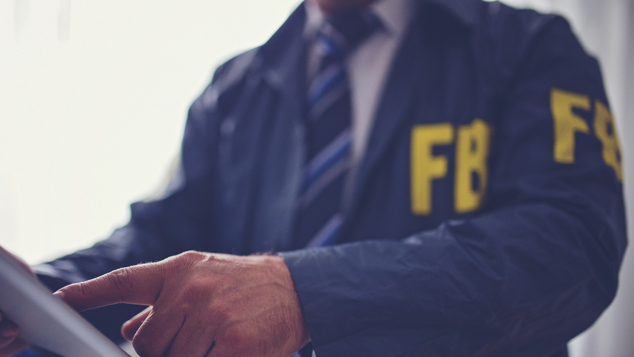 Nova diretriz retira o FBI de investigações envolvendo agentes do ICE e gera questionamentos