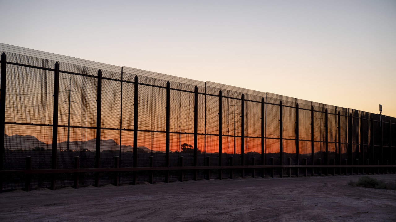 Enchentes no Texas inundam áreas preparadas para muro na fronteira e reacendem debate sobre impactos ambientais