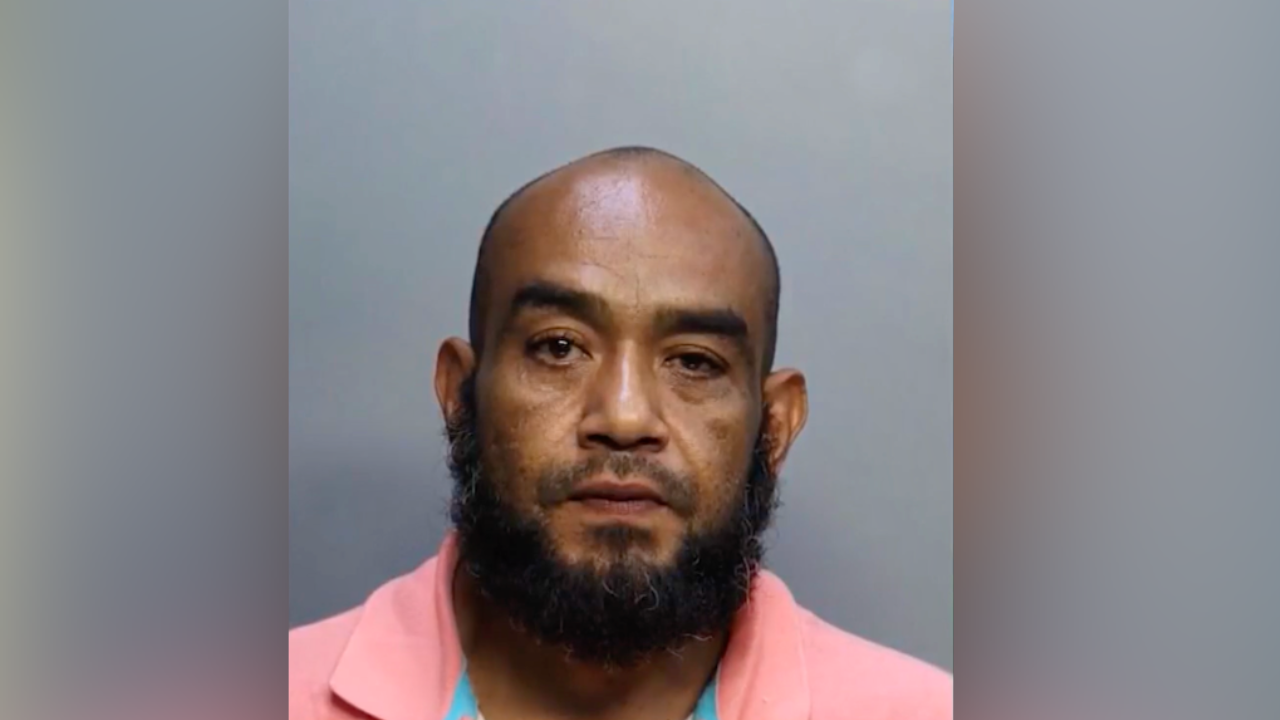 Mulher grávida é atacada com facão pelo ex-namorado após invasão de apartamento em Miami