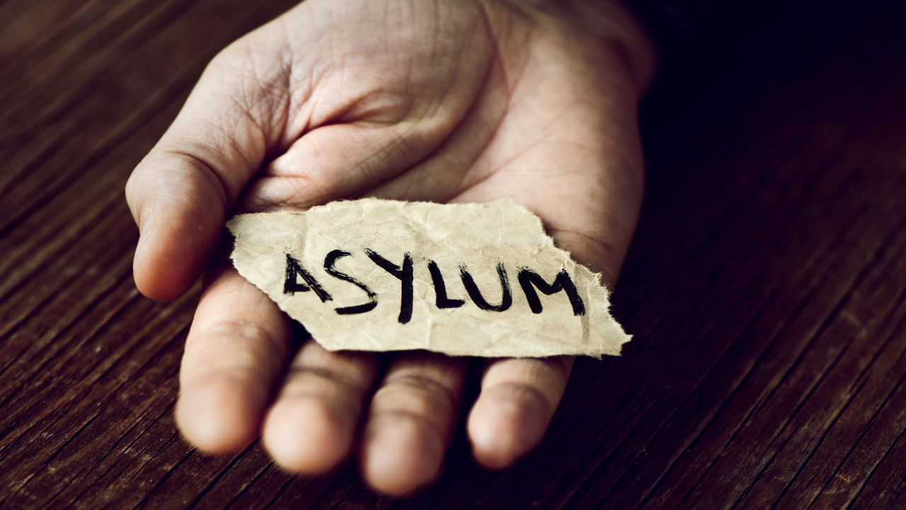Nova regra para pedidos de asilo acelera processos e gera debate sobre impactos para imigrantes nos EUA