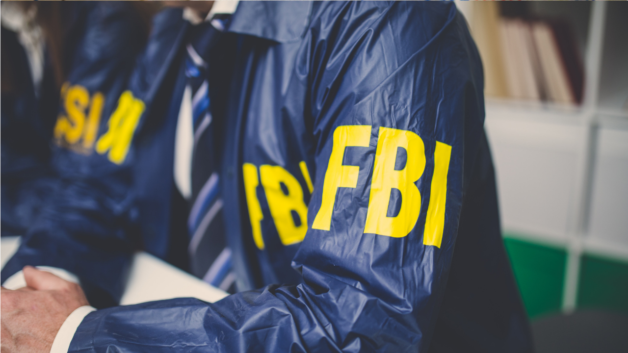 FBI faz alerta sobre crescimento de golpes com falsas vagas de emprego que têm como alvo imigrantes nos EUA