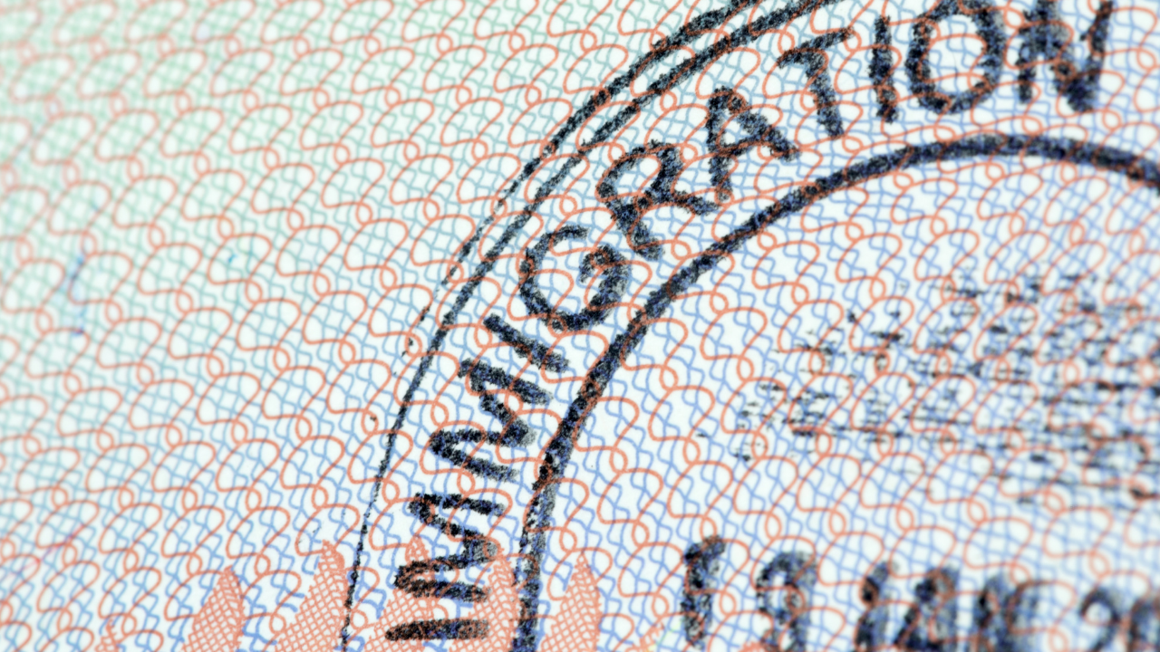 Especialistas alertam: mudanças na política de imigração podem agravar falta de cuidadores e elevar custos para famílias nos EUA