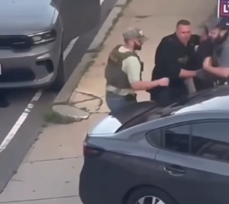 Brasileiro é detido pelo ICE em Norwood e grita por ajuda durante abordagem