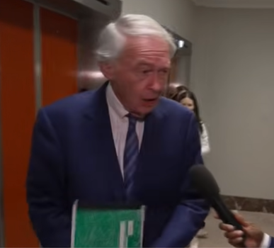 Senador Ed Markey intensifica críticas ao ICE e defende fim da agência em série de publicações nas redes sociais