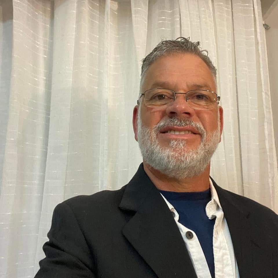 Carlos Oliveira leva o carisma do personagem Gerardin para a programação da Rádio Brazilian Times