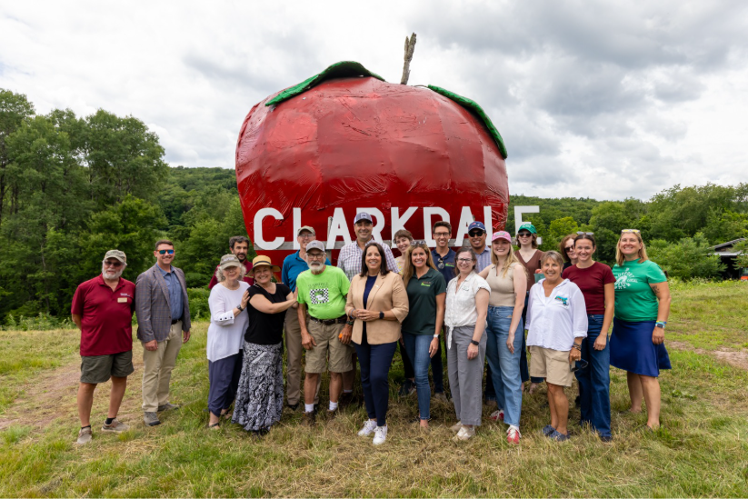 Healey destaca investimentos na agricultura de Massachusetts três anos após enchentes históricas