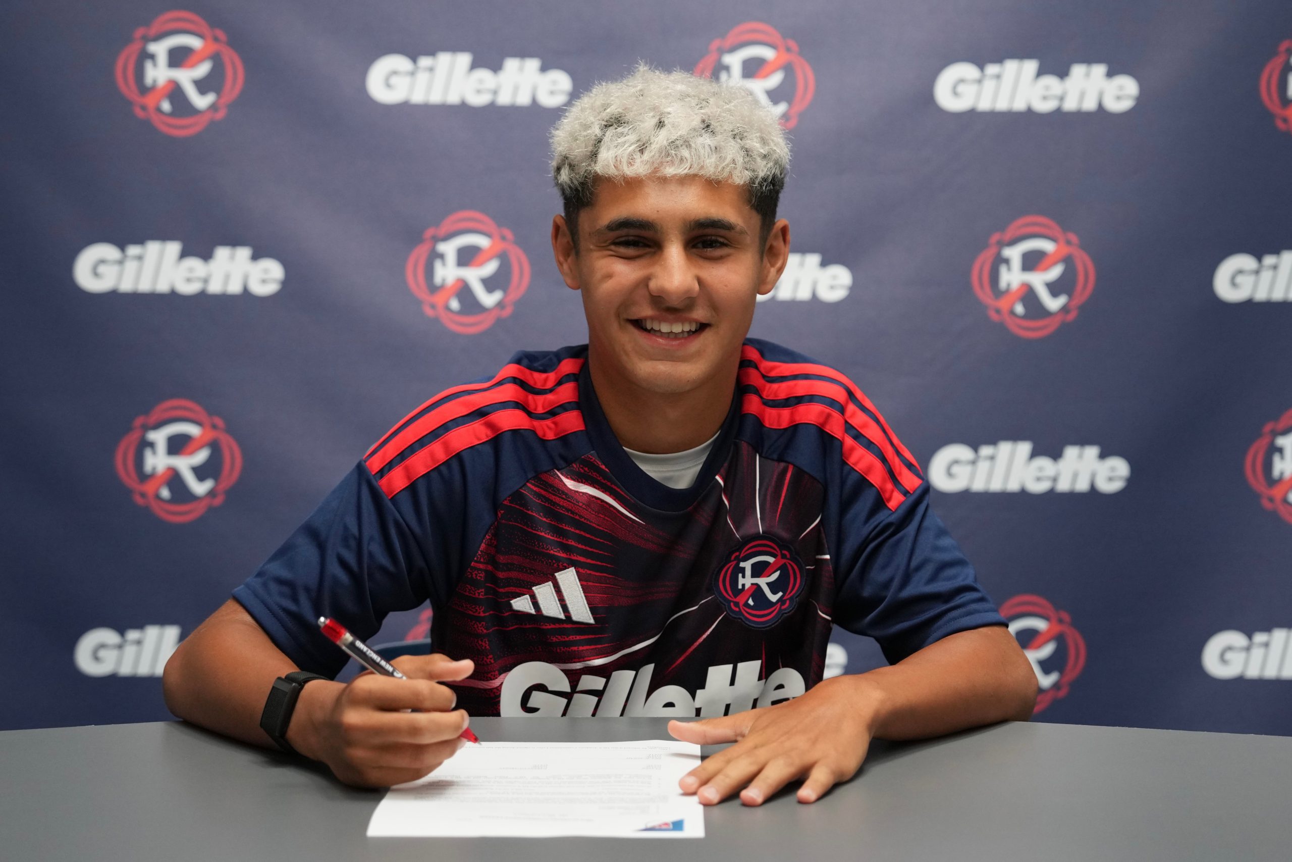 Filho de brasileiros assina com o New England Revolution e desponta como uma das promessas da nova geração no futebol dos EUA