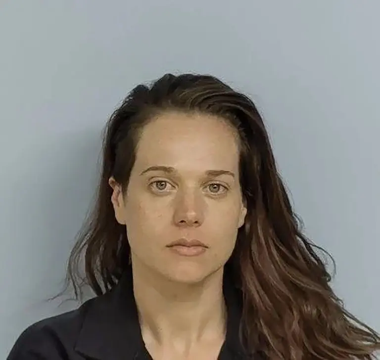 Mulher foragida por homicídio usava identidades falsas na Flórida