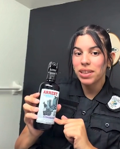 Policial da Flórida é investigada por promover produtos nas redes sociais usando uniforme oficial