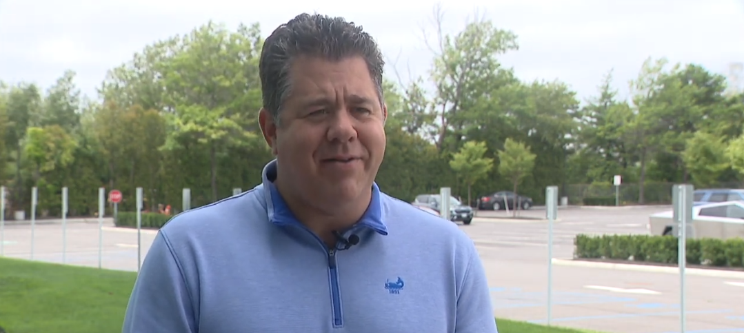 Deputado ameaça barrar US$ 9 milhões para East Hampton por política que limita cooperação com o ICE