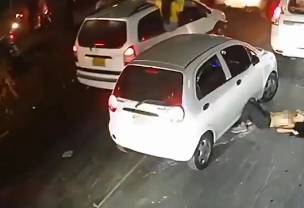 Torcedora da Colômbia tira a blusa durante comemoração e cai de carro em movimento após vitória na Copa