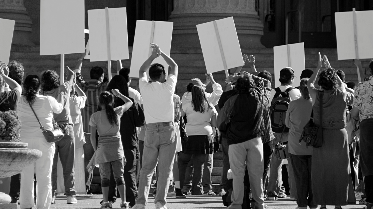 Protesto de migrantes em hotel de Nova York expõe debate sobre transferência para novo abrigo