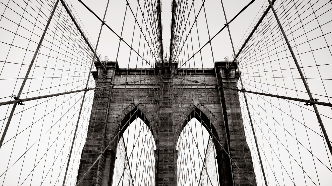 Homem é resgatado após incidente na Ponte do Brooklyn e acaba detido em Nova York