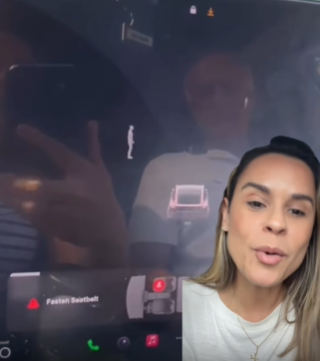 Tela do Tesla de brasileira em Massachusetts registra supostas “almas” em cemitério