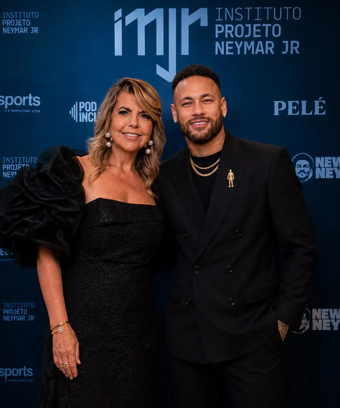 Colunista do Brazilian Times, Marilene Paiva, brilha no tapete vermelho durante cobertura do 6º Leilão do Instituto Neymar Jr.