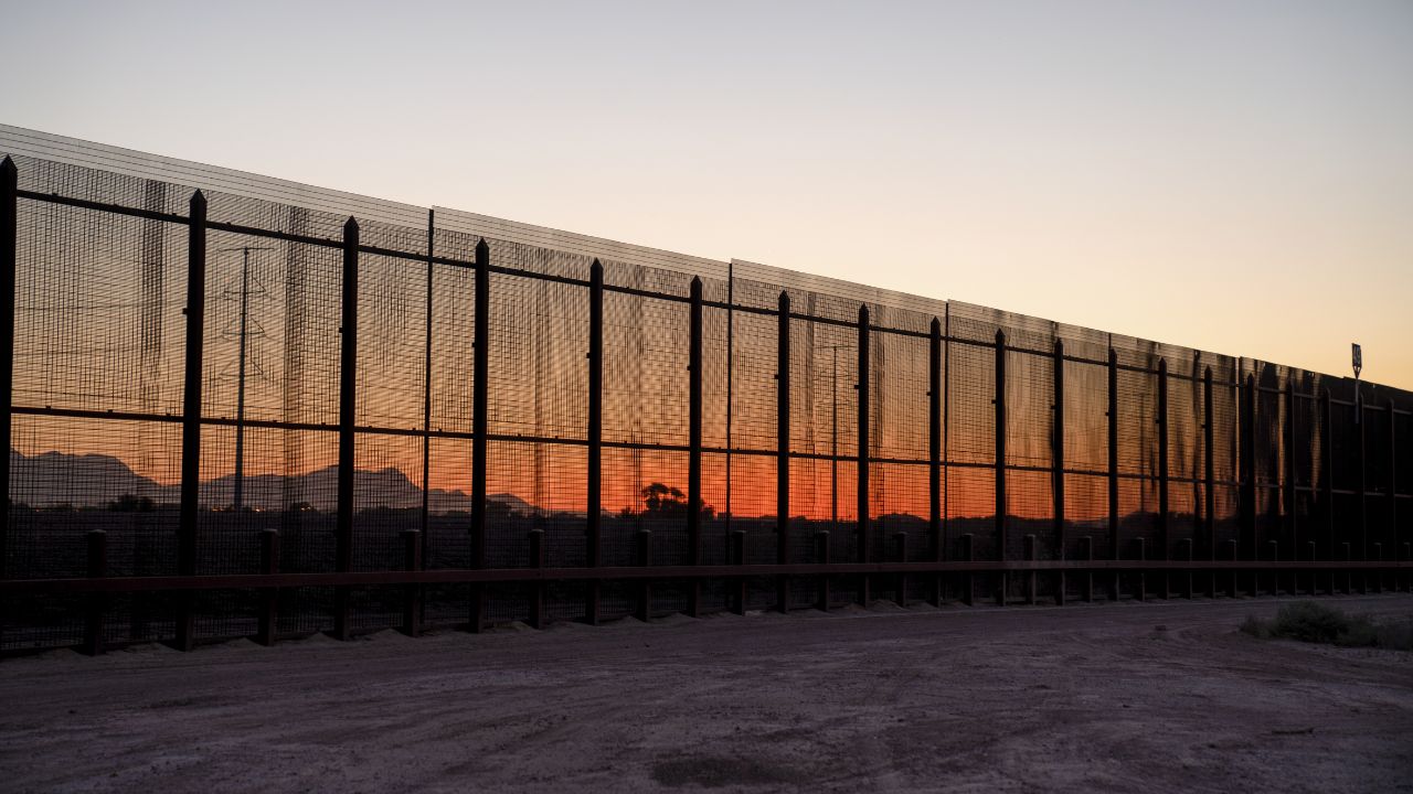 ICE estuda pagar seguro jurídico para policiais locais envolvidos em operações de imigração