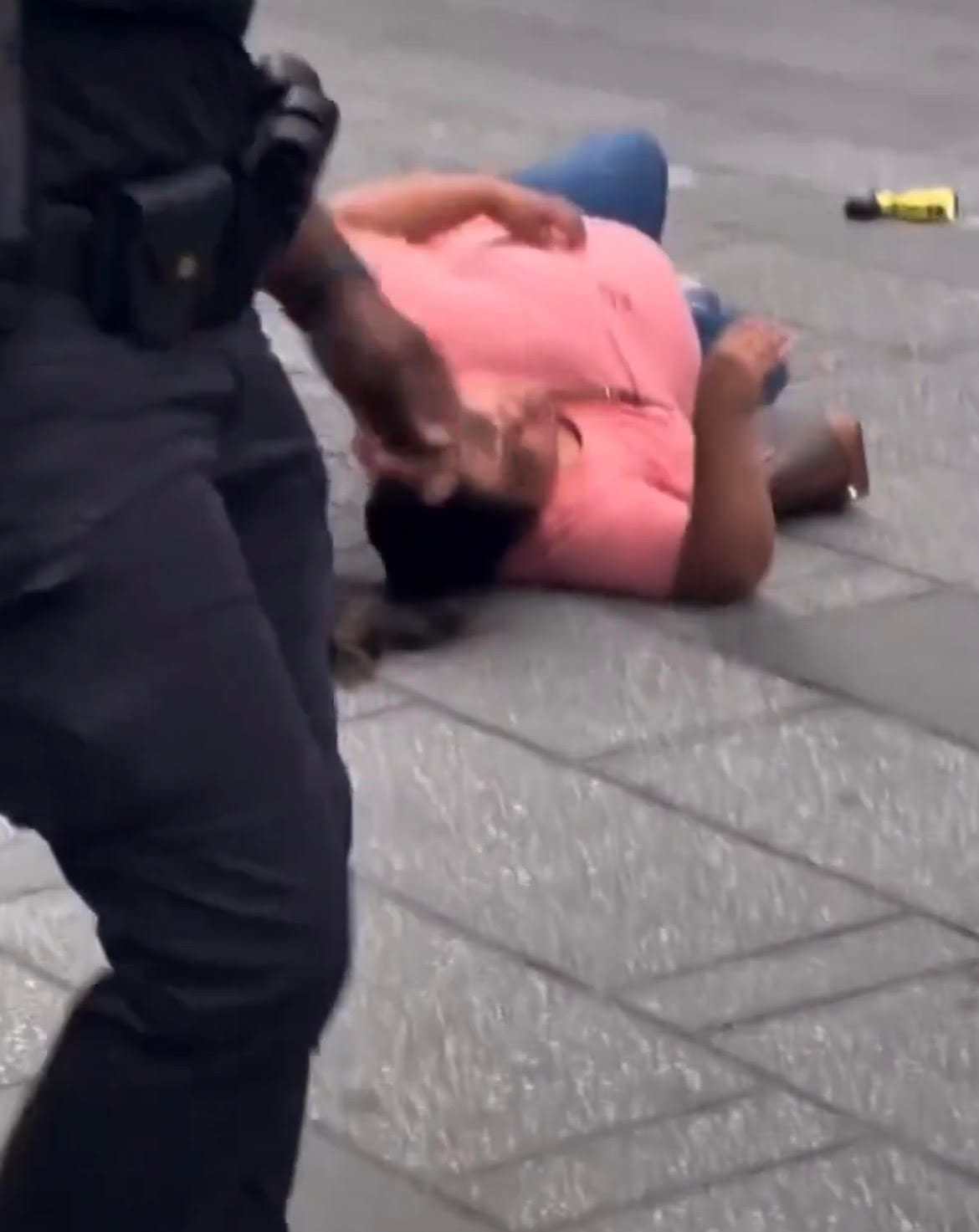 Ataque na Times Square deixa uma pessoa morta e termina em confronto com a polícia de Nova York