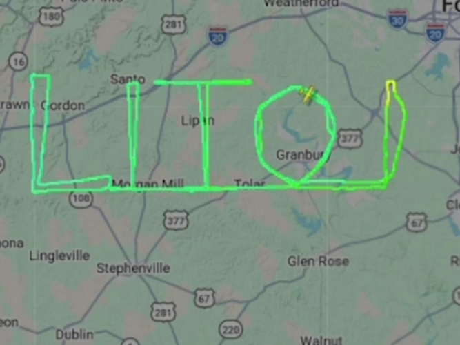 Piloto brasileiro desenha nome de Lito Sousa no céu do Texas em homenagem emocionante