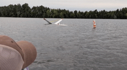 Deputado dos EUA escapa a nado após avião fazer pouso de emergência e afundar em lago
