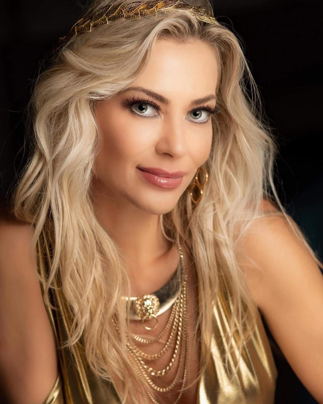 Cintia Hullen: Quase quatro décadas elevando a moda internacional e agora premiando talentos no Miss Brasil USA