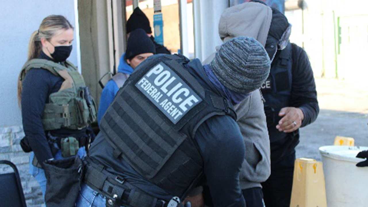 ICE terá reforço em estados e cidades que restringem cooperação com autoridades federais